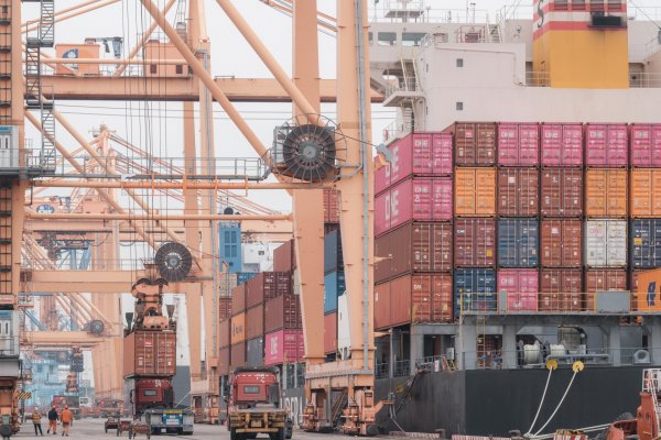 Efecto boomerang: Las exportaciones de EEUU sufren mayor caída desde 2020 tras arremetida arancelaria de Trump