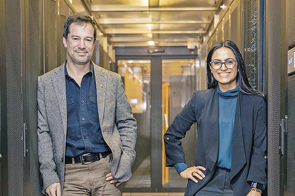 Lucas Palacios, rector de Inacap, y Komal Dadlani, CEO y cofundadora de Lab4U.