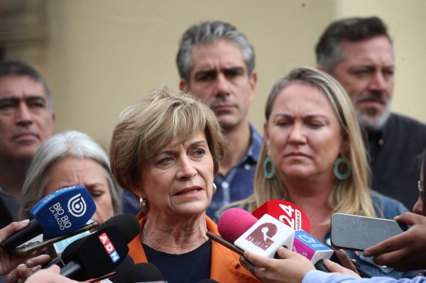 Permisos: Matthei arremete contra diputados oficialistas que acudieron al TC y UDI apunta a Jara