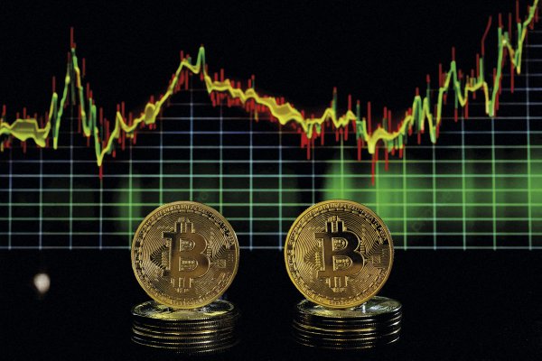 Bitcoin cruza por primera vez la barrera de los US$ 120 mil y acumula un avance de 28% en el año