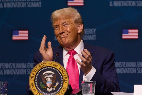 Trump dice que probablemente aplicará una tarifa de poco más de 10% a los países más pequeños que no reciban aranceles específicos