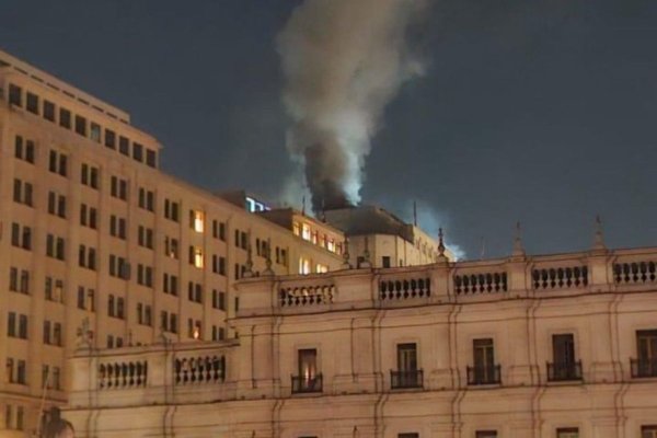 Incendio afectó anoche al Ministerio de Hacienda en Teatinos 120: logró ser controlado sin lesionados y no hay daño a oficinas