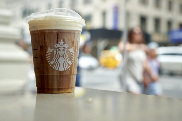 Ventas de Starbucks decepcionan y presagian una lenta recuperación bajo su nuevo director ejecutivo
