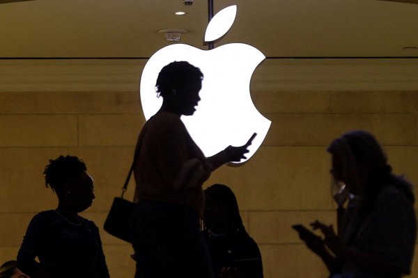Apple se alinea con las demandas de Trump y confirma inversiones por US$ 100 mil millones en Estados Unidos