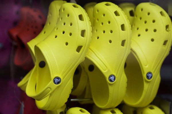 ¿El fin de la moda de las zapatillas feas? Acción de Crocs se hunde casi 30% a medida que se derrumba la demanda en EEUU