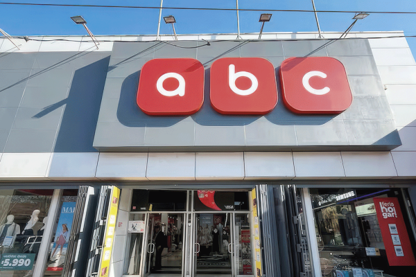 Tiendas abc reduce sus pérdidas a menos de la mitad el primer semestre y ya ha cerrado 21 locales tras la fusión