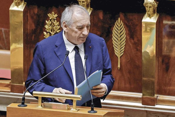 Parlamento de Francia destituye a primer ministro Bayrou y crece presión sobre Macron