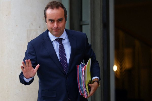 Macron designa a nuevo primer ministro a medida que tambalea su gobierno y oposición prepara una jornada de masivas protestas en Francia