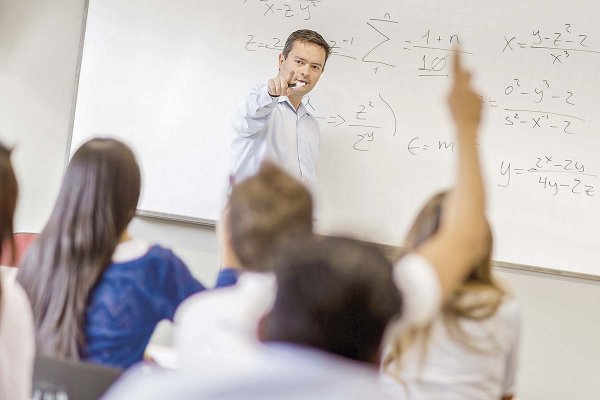 Brecha entre sueldos de profesores y trabajadores con educación superior en Chile es más alta que el promedio de la OCDE