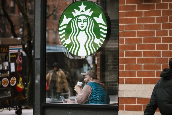 Starbucks cerrará cafeterías y despedirá a trabajadores en Canadá y Estados Unidos en medio de su plan de relanzamiento