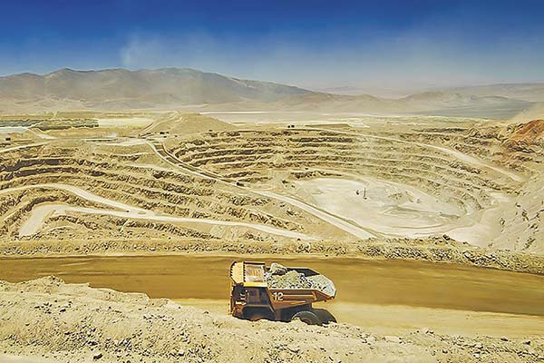 Minera Lomas Bayas, de Glencore, registra incendio en patio de residuos, pero empresa informa que no se produjeron lesionados