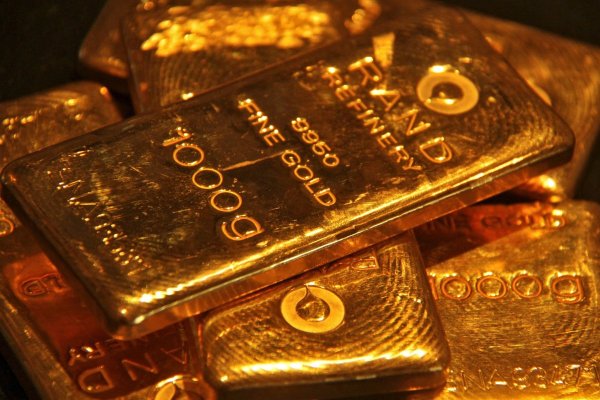 El oro supera por primera vez el nivel récord de US$ 3.900 por la demanda de refugio seguro