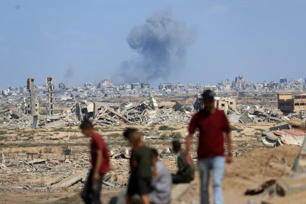 Israel bombardea Gaza en el aniversario de la guerra mientras discute con Hamás el plan de Trump