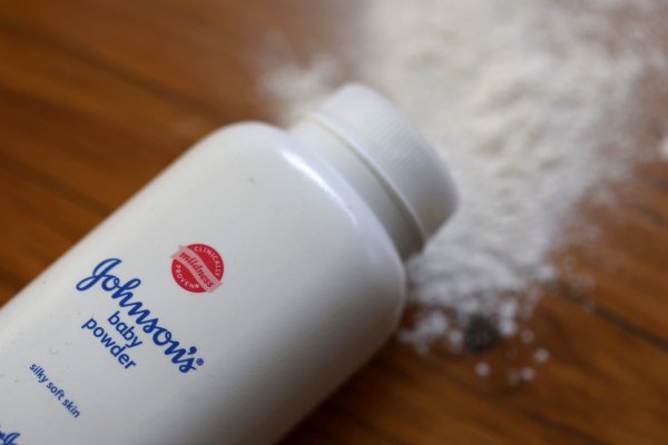 J&J deberá pagar una cifra récord de US$ 966 millones en caso por cáncer relacionado con su talco para bebés