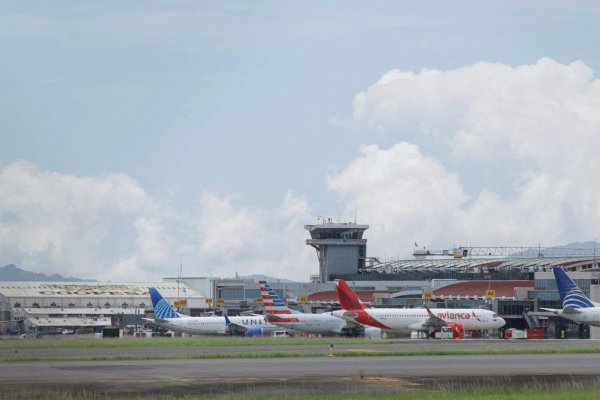 Cierre del Gobierno en EEUU provoca miles de retrasos aéreos y amenaza con millonarias pérdidas al turismo, pero aerolíneas desdramatizan situación