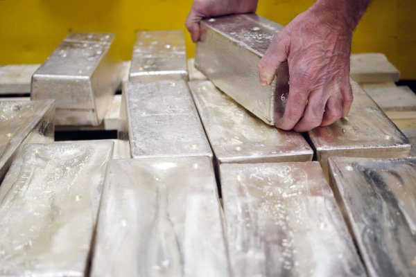 La plata al contado alcanza un máximo desde 1980 y supera al oro en ganancias durante este año