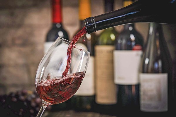 Viñas anticipan que crisis del vino chileno se prolongará por unos años y buscan reinventarse con nuevas estrategias y mercados