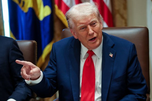 Trump pasa rápidamente a cumplir sus amenazas y anuncia aranceles adicionales de 100% a China y controles a exportaciones tecnológicas
