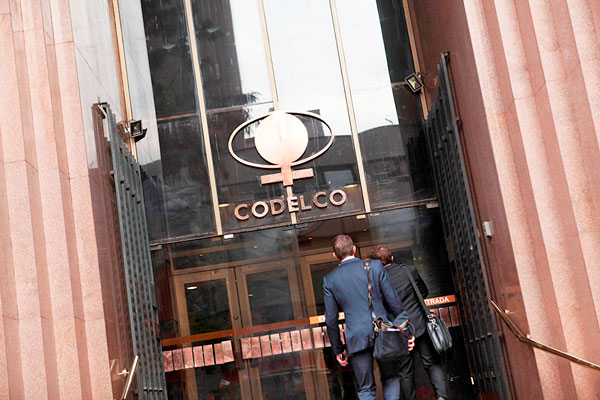 Codelco entrega contrato con Morgan Stanley y miles de documentos a la Contraloría
