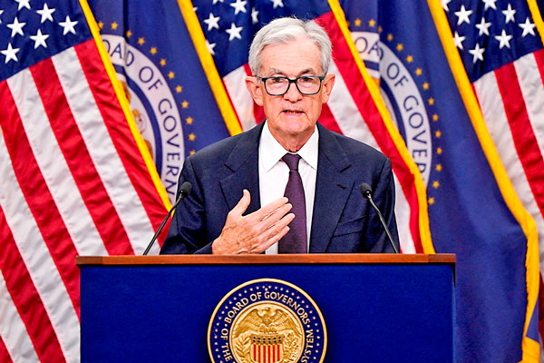 Powell anticipa otro recorte ante débil crecimiento de empleos en Estados Unidos