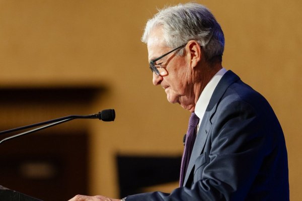 Presidente de la Fed da señales de nuevo recorte de tasas a medida que menor contratación presiona al mercado laboral