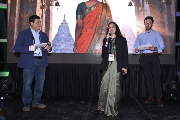 A la izquierda el fundador de Emprende tu Mente, Daniel Daccarett, junto a la embajadora de India en Chile, Abhilasha Joshi.